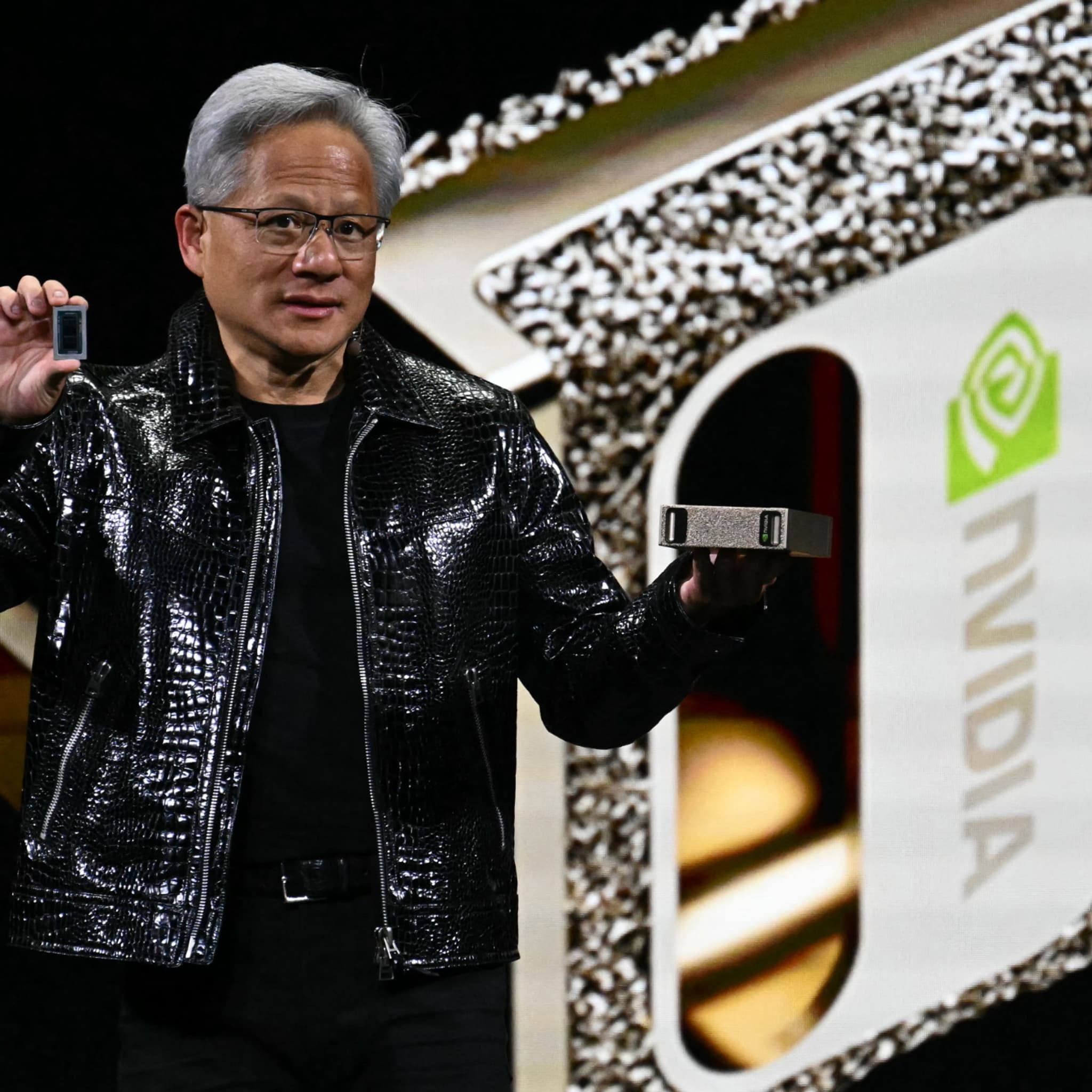 Course à l'IA: "La Chine est à quelques nanosecondes derrière les  Etats-Unis", le patron de Nvidia revient sur ses propos, sur la forme, pas  le fond