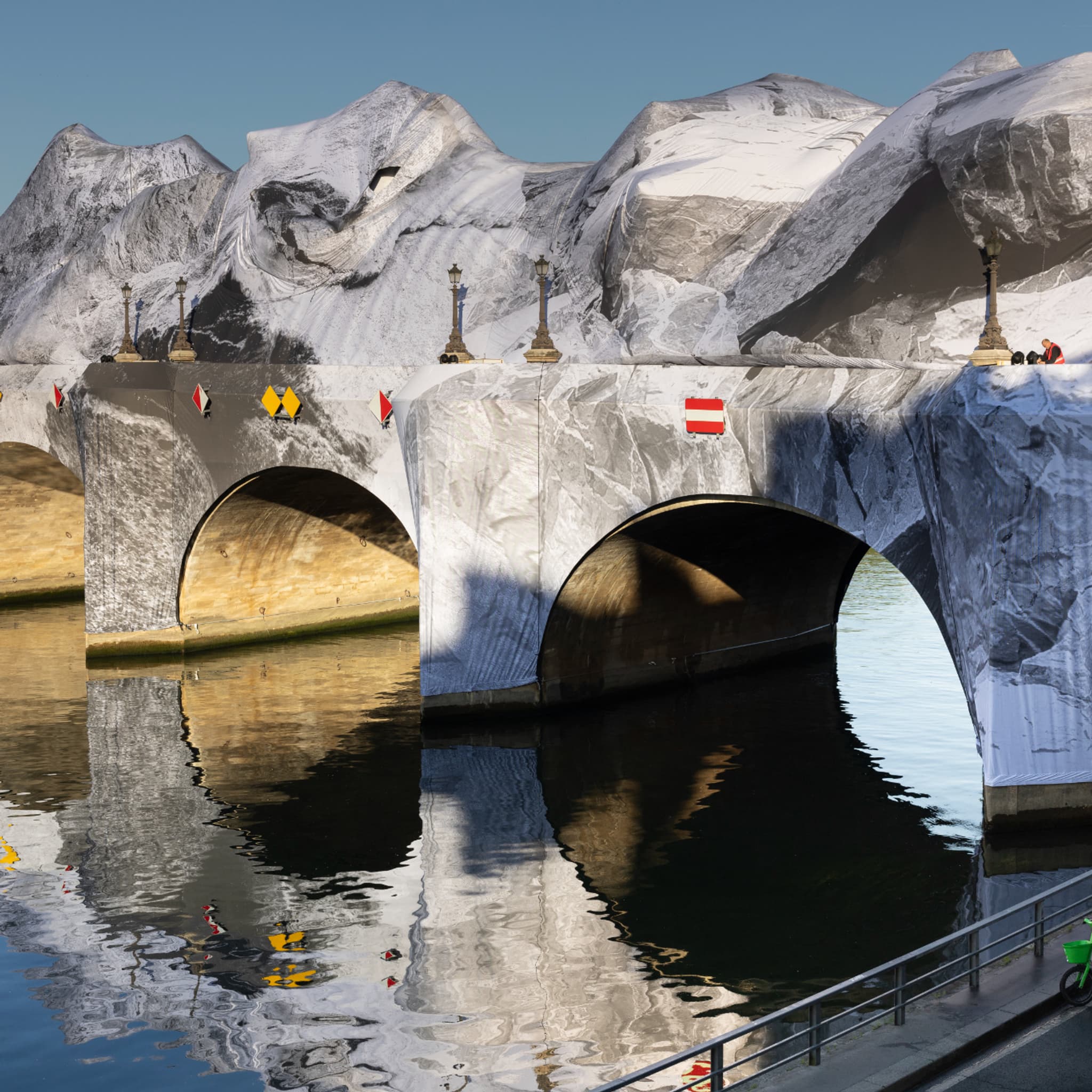 La caverne de JR sur le Pont Neuf endommagée par les intempéries,  l'ouverture de l'oeuvre reportée
