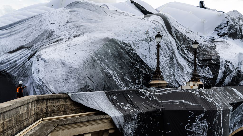 La "Caverne" de JR sur le Pont-Neuf endommagée, son inauguration est  reportée | TF1 Info