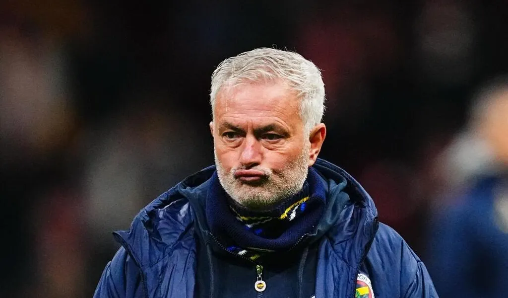 Turquie. « Ils sautaient comme des singes » : José Mourinho suspendu après  sa sortie - Saint-Brieuc.maville.com