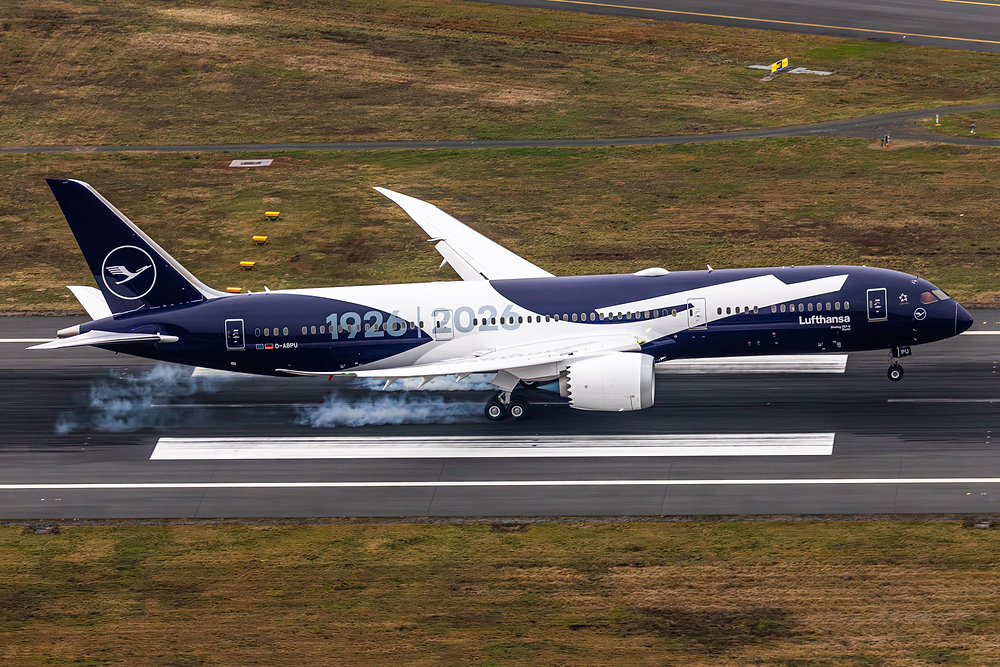 Le Boeing 787-9, arborant une livrée spéciale commémorant le centenaire de  Lufthansa s'est posé à Francfort.  https://static.wixstatic.com/media/952635_98972daf079d461e841647ca51d26312~mv2.jpg/v1/fill/w_1000,h_667,al_c,q_85,usm_0.66_1.00_0.01  ...