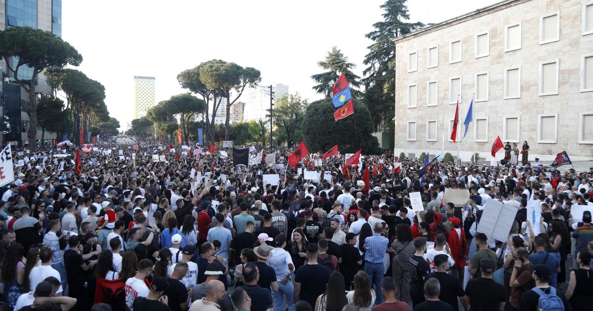 L'Albanie n'est pas à vendre » : des milliers de personnes manifestent à  Tirana pour protester contre un projet attribué au gendre de Donald Trump