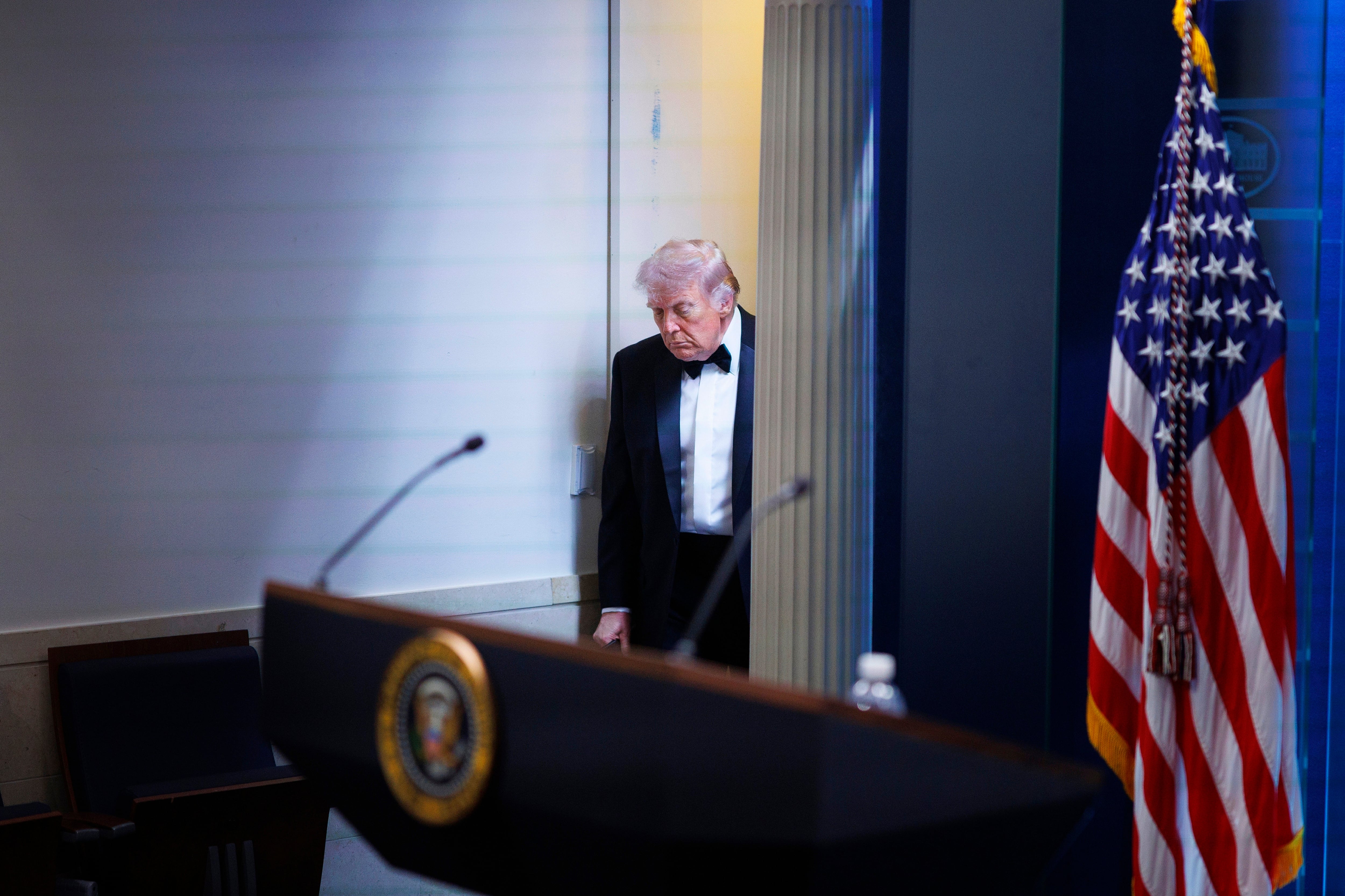 Donald Trump évacué après des tirs : un dîner des correspondants qui passe  du rire aux armes – Libération