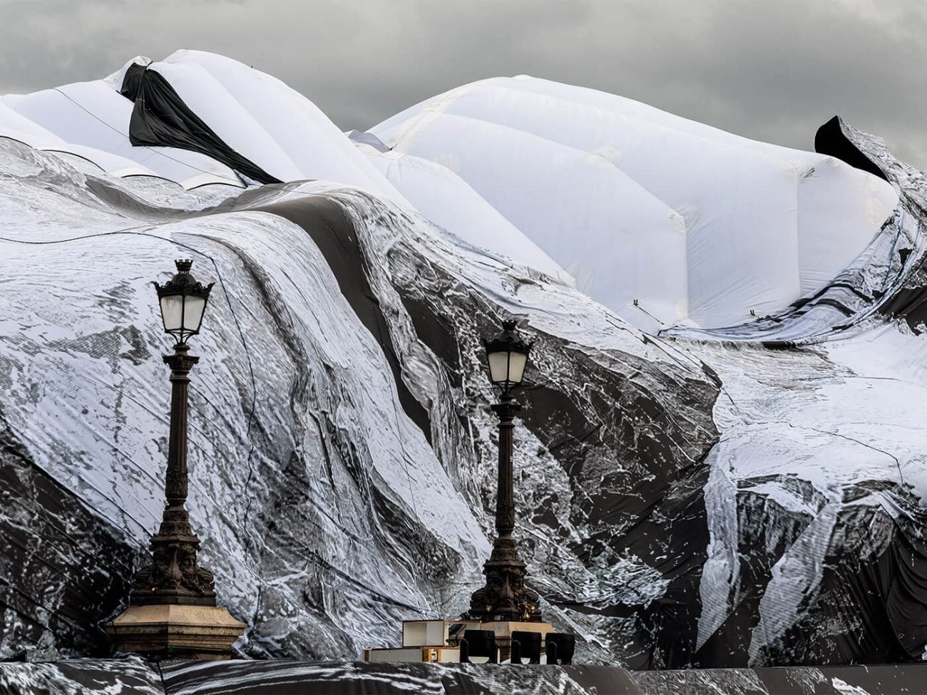 La Caverne du Pont-Neuf" de JR endommagée, son ouverture reportée