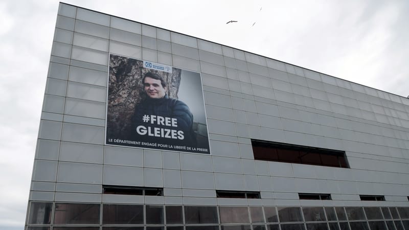 Christophe Gleizes : une bâche en soutien au journaliste détenu en Algérie  dévoilée à Marseille