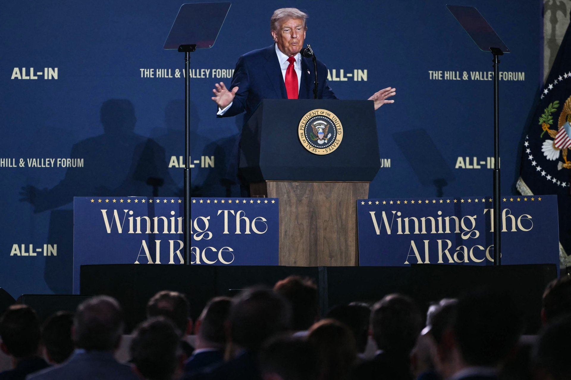 Trump envisage un processus de révision des modèles d'IA avant leur mise en  ligne.