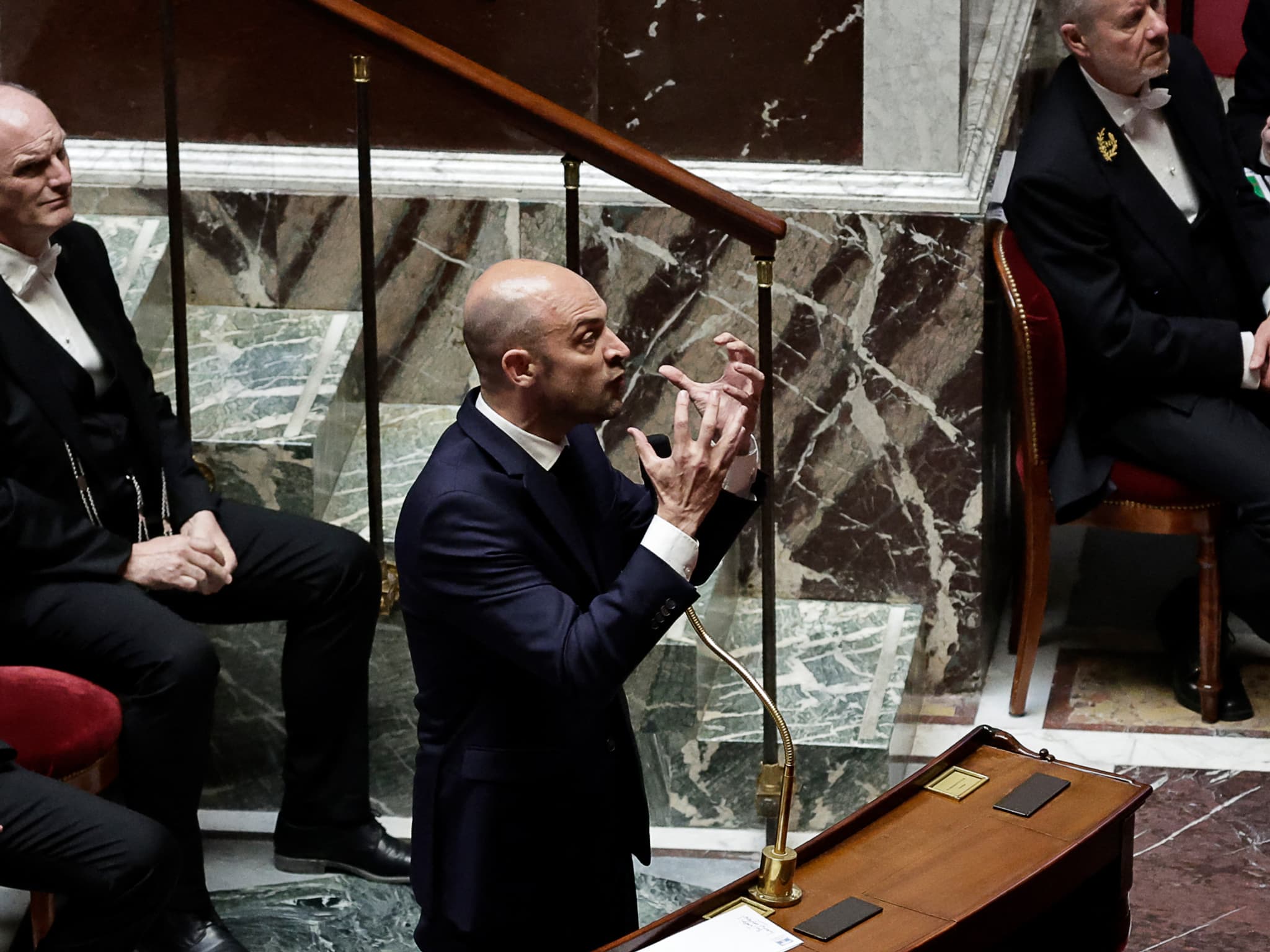 Vous crachez au visage des militaires français": Jean-Noël Barrot s'en  prend à un député LFI, l'élu et son groupe quittent l'hémicycle