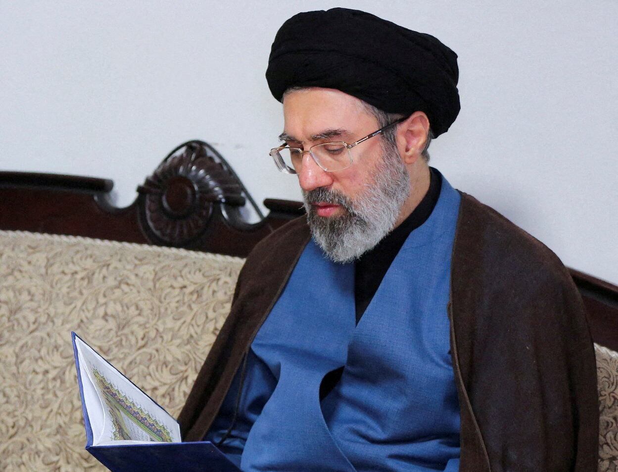 "Sain et sauf" mais invisible : l'étrange absence du nouveau Guide suprême  iranien Mojtaba Khamenei – L'Express