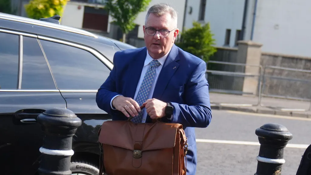 Procès historique de l'ex-leader du DUP Sir Jeffrey Donaldson pour abus  sexuels - Cintese
