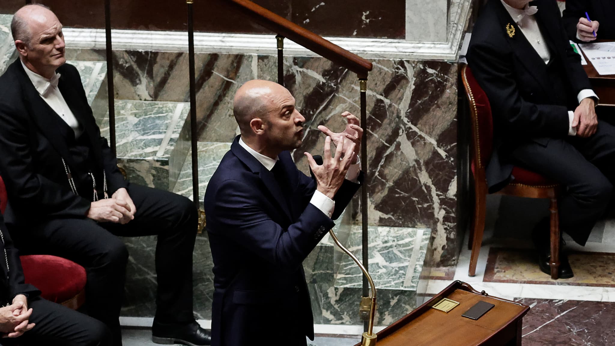 Vous crachez au visage des militaires français": Jean-Noël Barrot s'en  prend à un député LFI, l'élu et son groupe quittent l'hémicycle