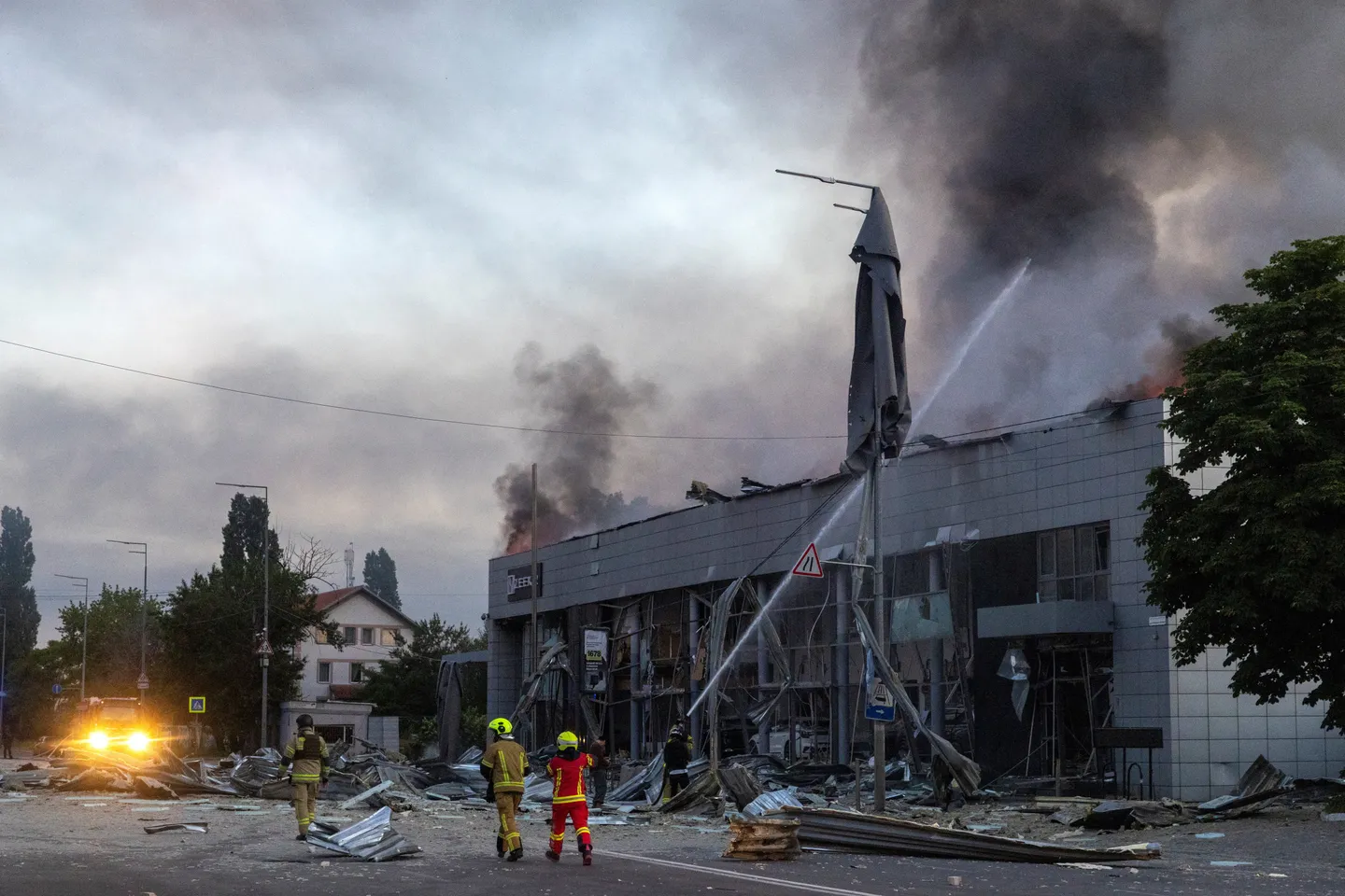 Des frappes de missiles et de drones russes font neuf morts et des dizaines  de blessés en Ukraine - TRT Français