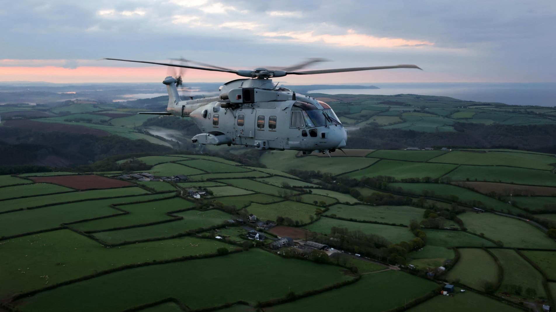 Au moins trois morts après le crash d'un hélicoptère de la Royal Navy dans  un champ au Royaume-Uni