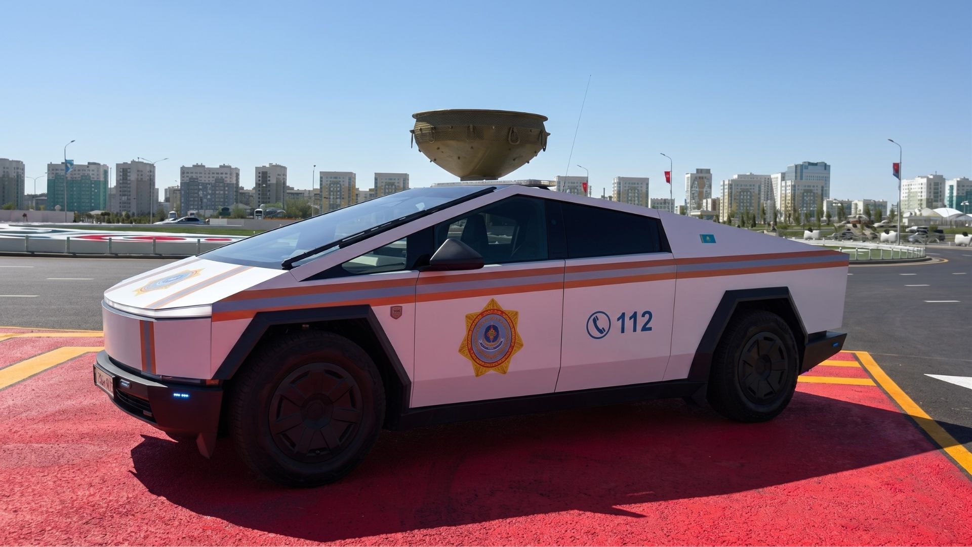 Tesla Cybertruck : le pick-up devient un véhicule de secours au Kazakhstan  - Numerama