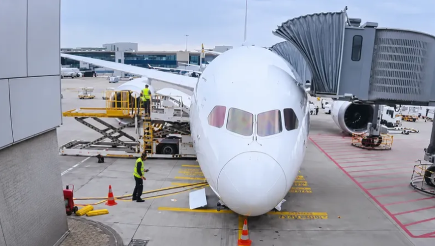 Le train d'atterrissage d'un Boeing 787 de Lufthansa en direction de Los  Angeles s'effondre brutalement sur le tarmac ; un employé manque de peu de  se faire écraser. - lindependant.fr
