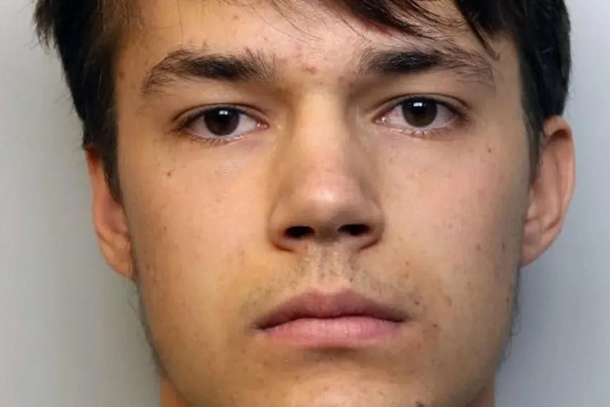 Un adolescent de 17 ans condamné pour avoir poignardé à mort sa sœur, qu'il  trouvait « agaçante » - Yahoo Actualités France