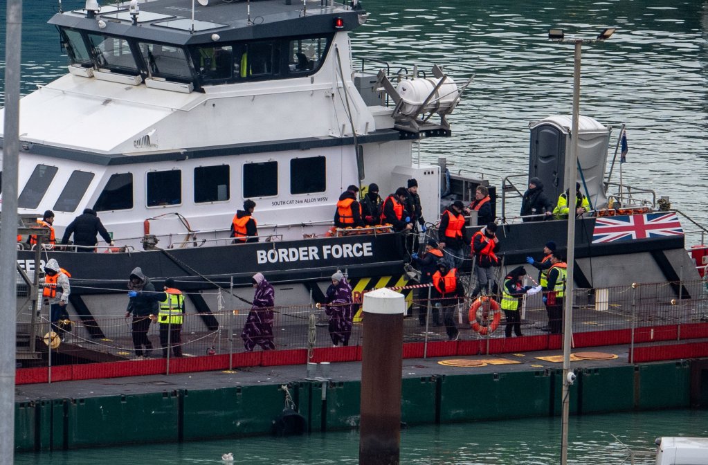 Royaume-Uni : des policiers devant la justice pour avoir volé de l'argent à  des migrants secourus dans la Manche - InfoMigrants