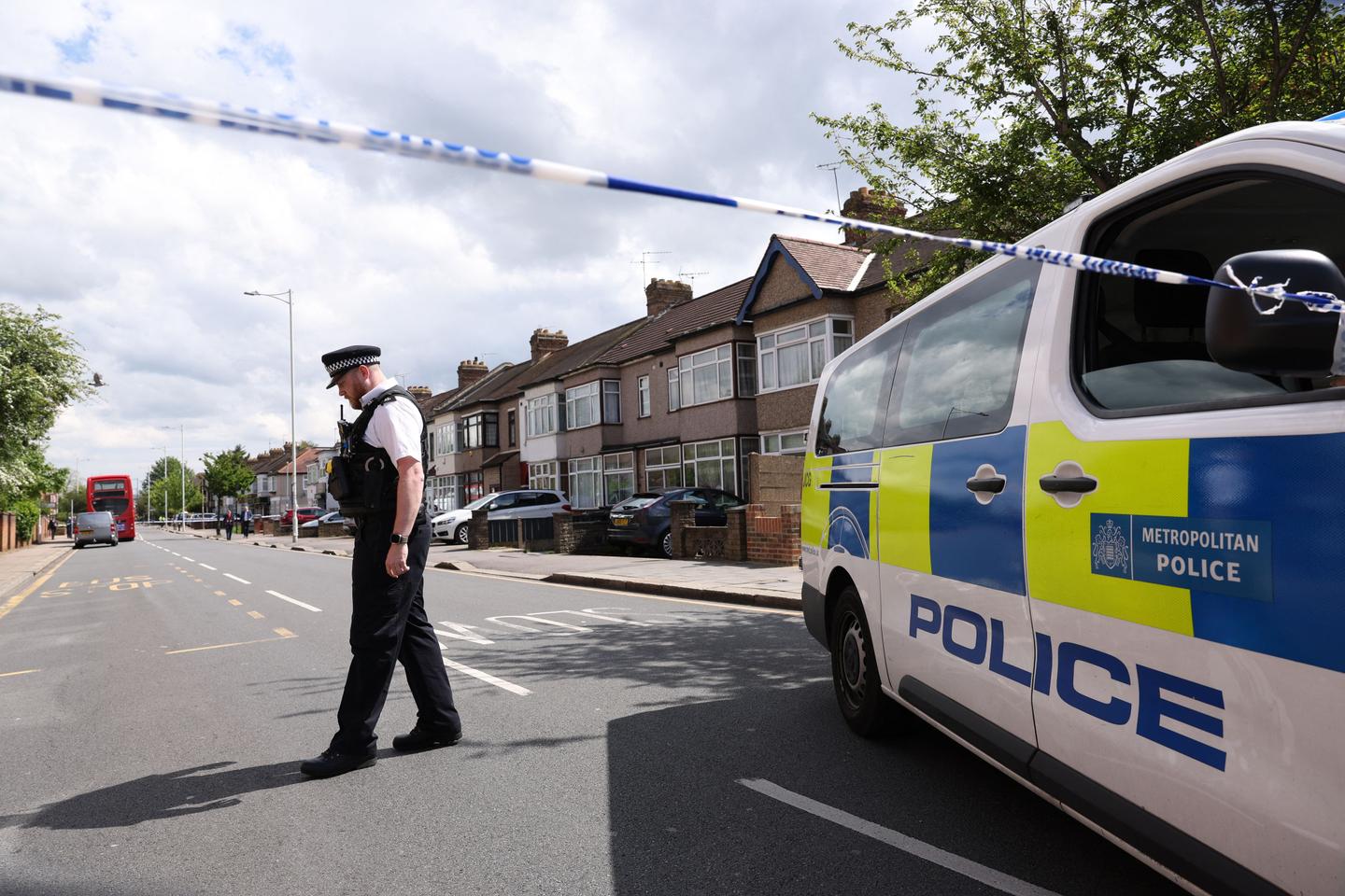 A Londres, un garçon de 14 ans tué dans une attaque à l'épée ; le suspect inculpé  pour meurtre