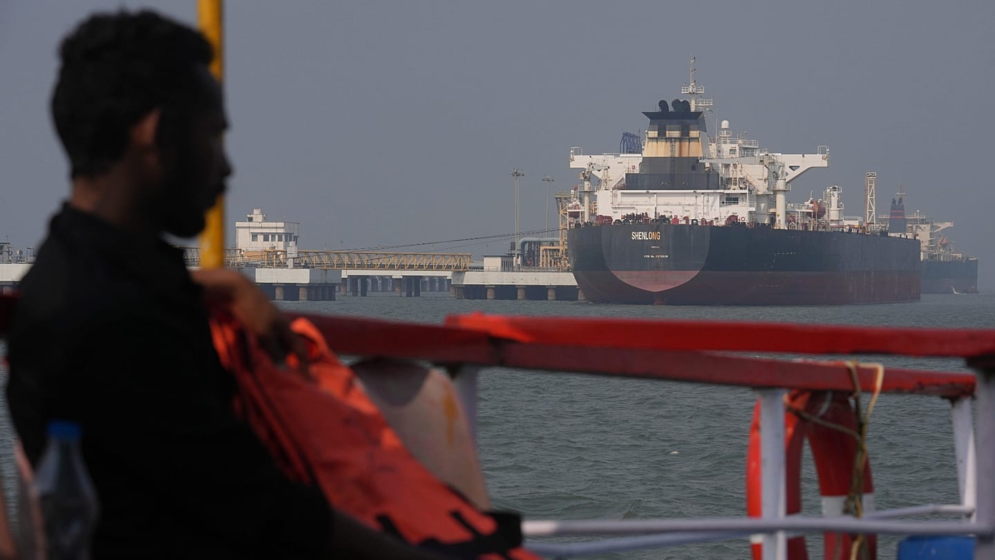 Malgré le conflit, le pétrole iranien s'exporte et des pétroliers  traversent le détroit d'Ormuz | Euronews