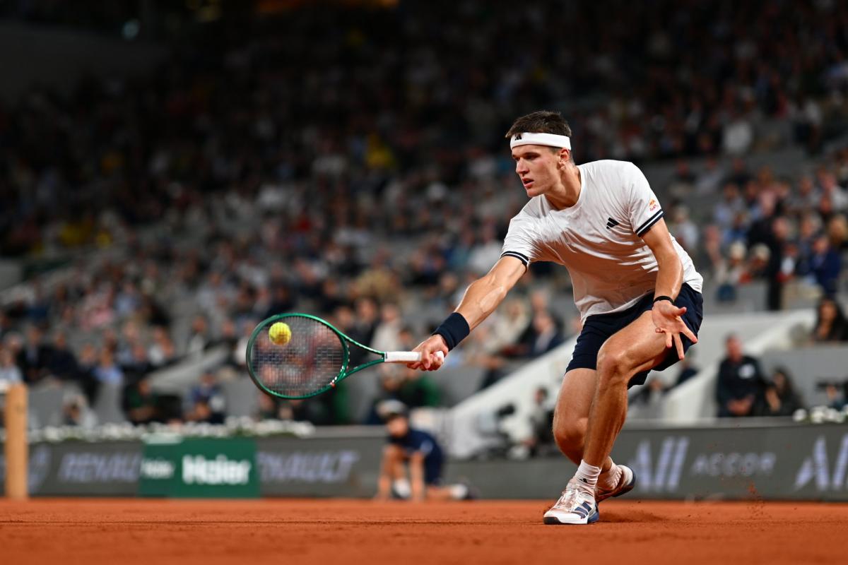 Jakub Mensik rejoint Alexander Zverev en demi-finales en dominant Joao  Fonseca en trois sets