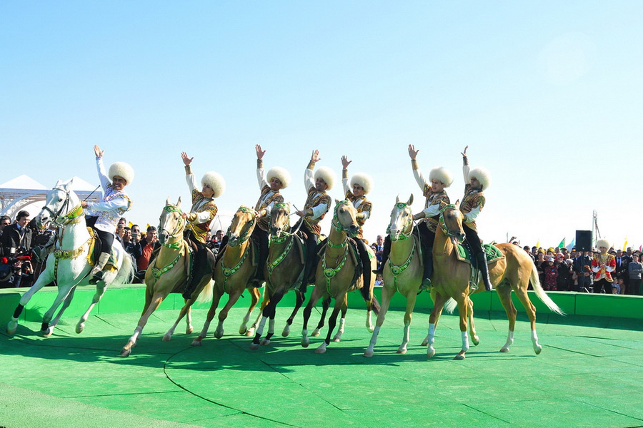 Turkmènistan - Chevaux "Célestes" Akhaltekins