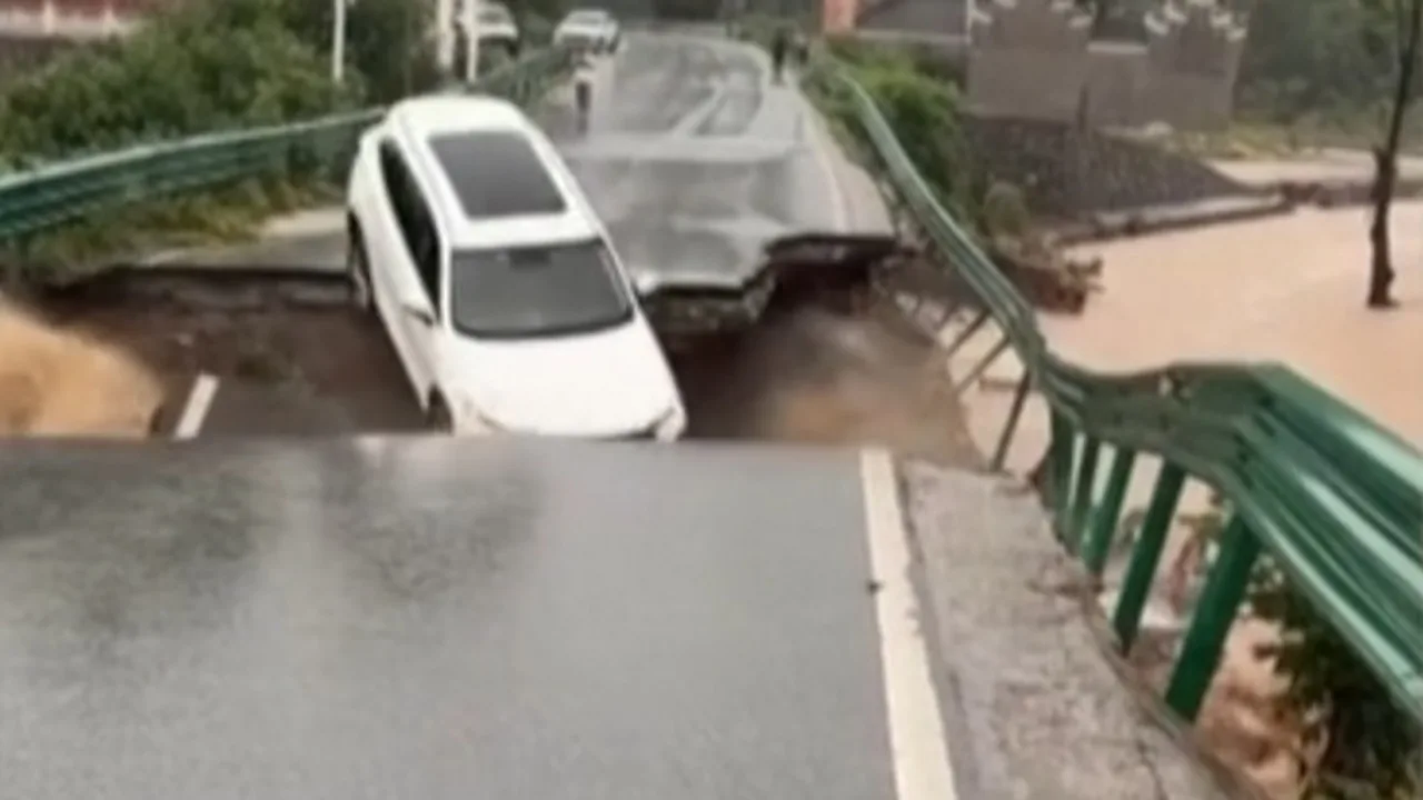China: Car swept away after bridge collapse - BBC News