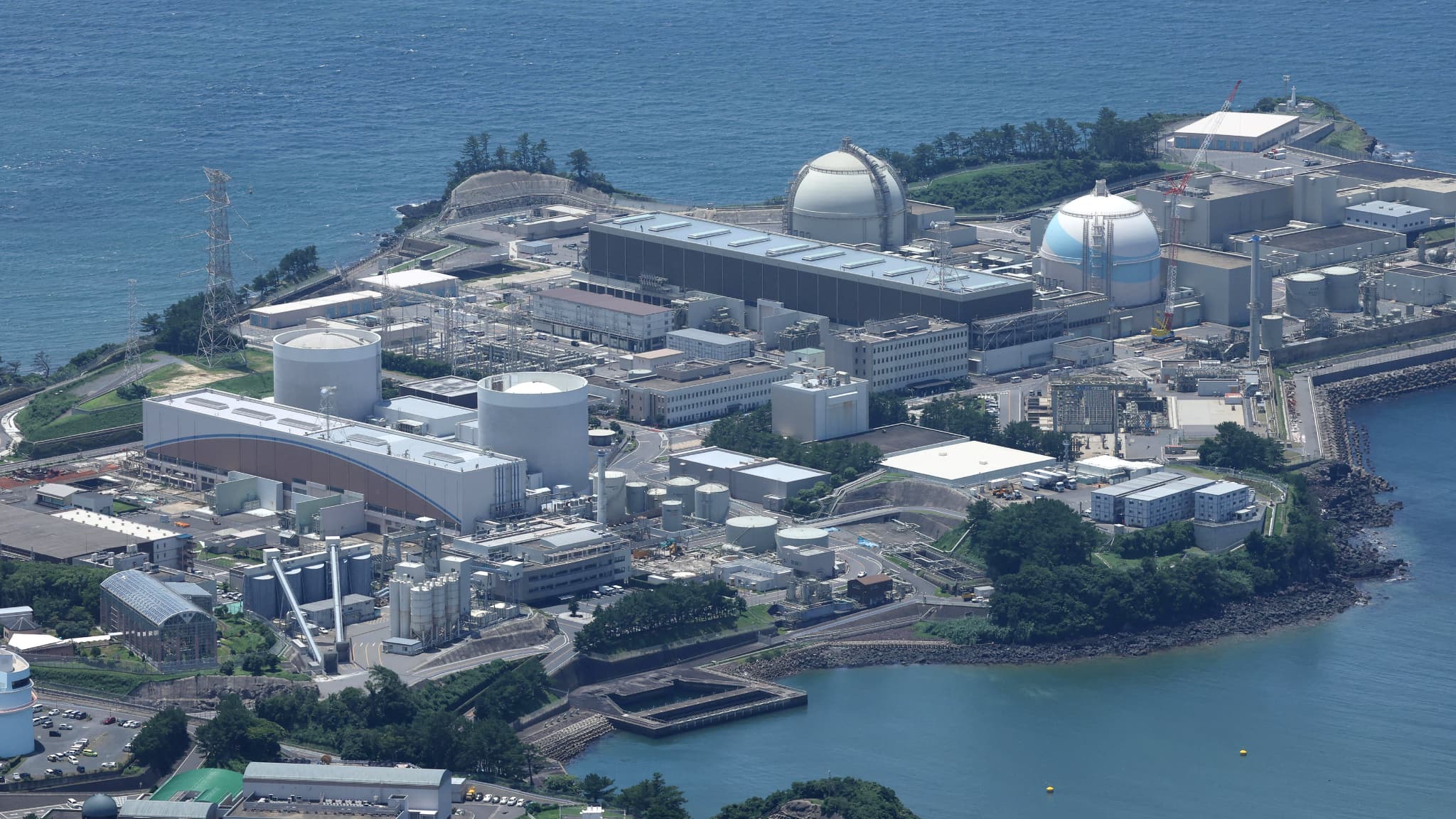 Tokyo veut relancer le nucléaire: le Japon envisage de remplacer jusqu'à 14  réacteurs vieillissants pour doubler la part de l'atome dans son mix  énergétique