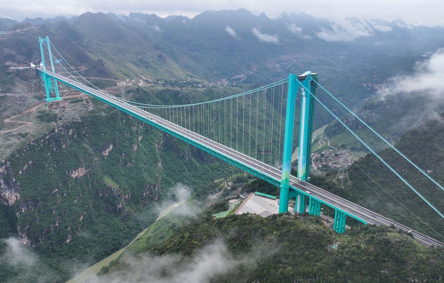 Chine : L'image impressionnante du pont le plus haut du monde, tout juste  mis en service