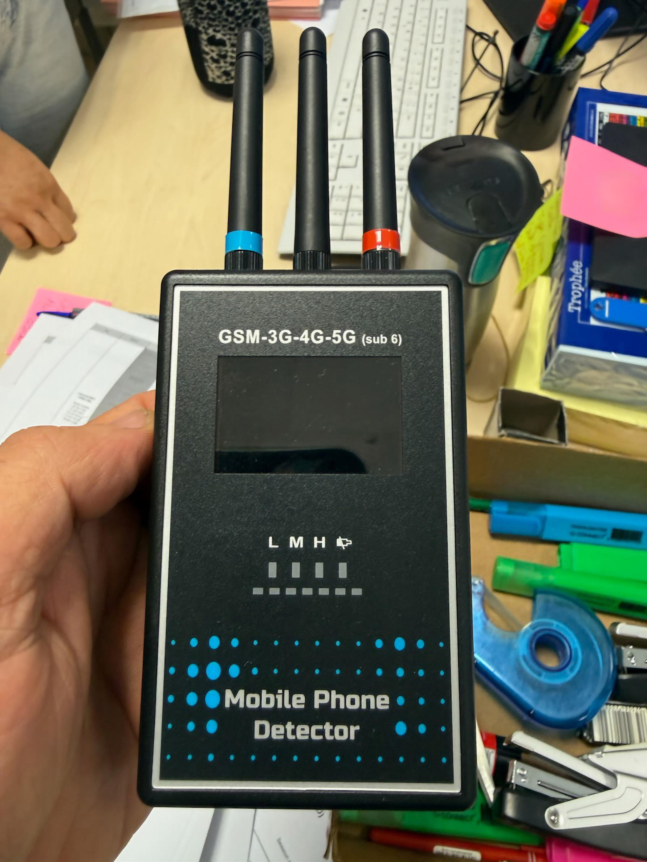 Même pas besoin de rentrer dans la salle » : quand les détecteurs d'ondes  traquent les tricheurs du bac - Le Parisien