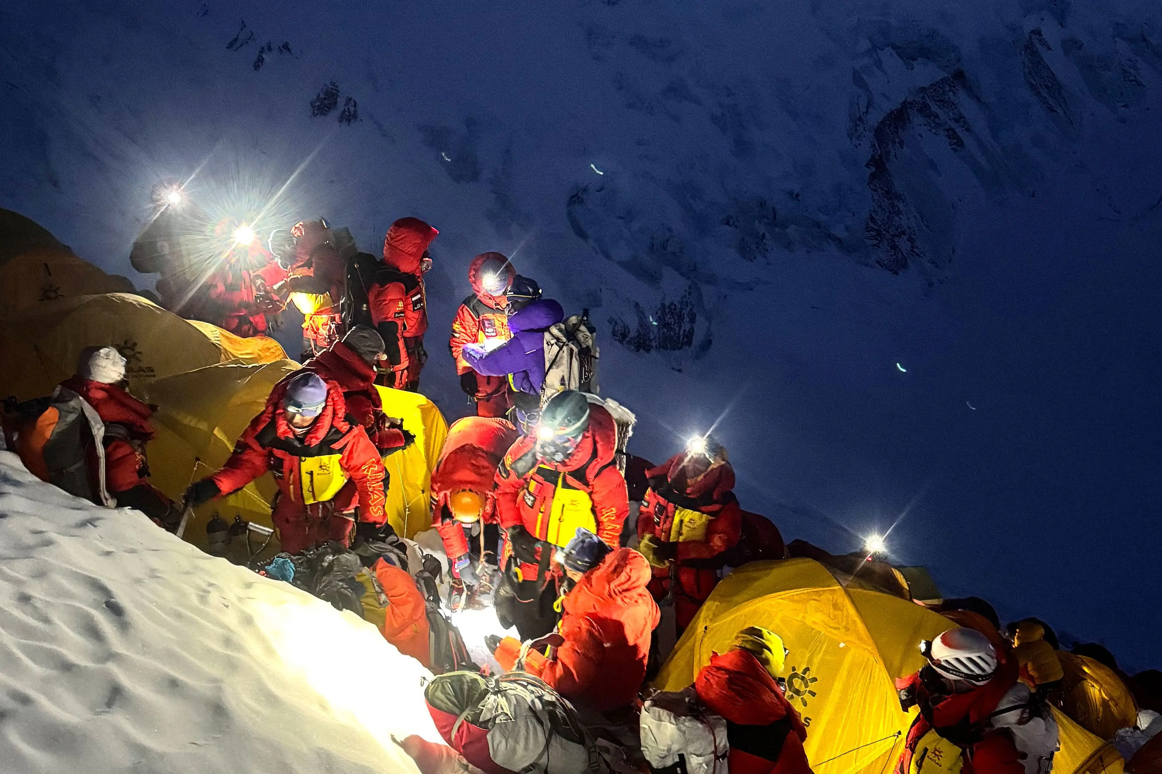 Népal: un grimpeur népalais porté disparu dans l'Everest retrouvé vivant  six jours après | JDM | QUB info