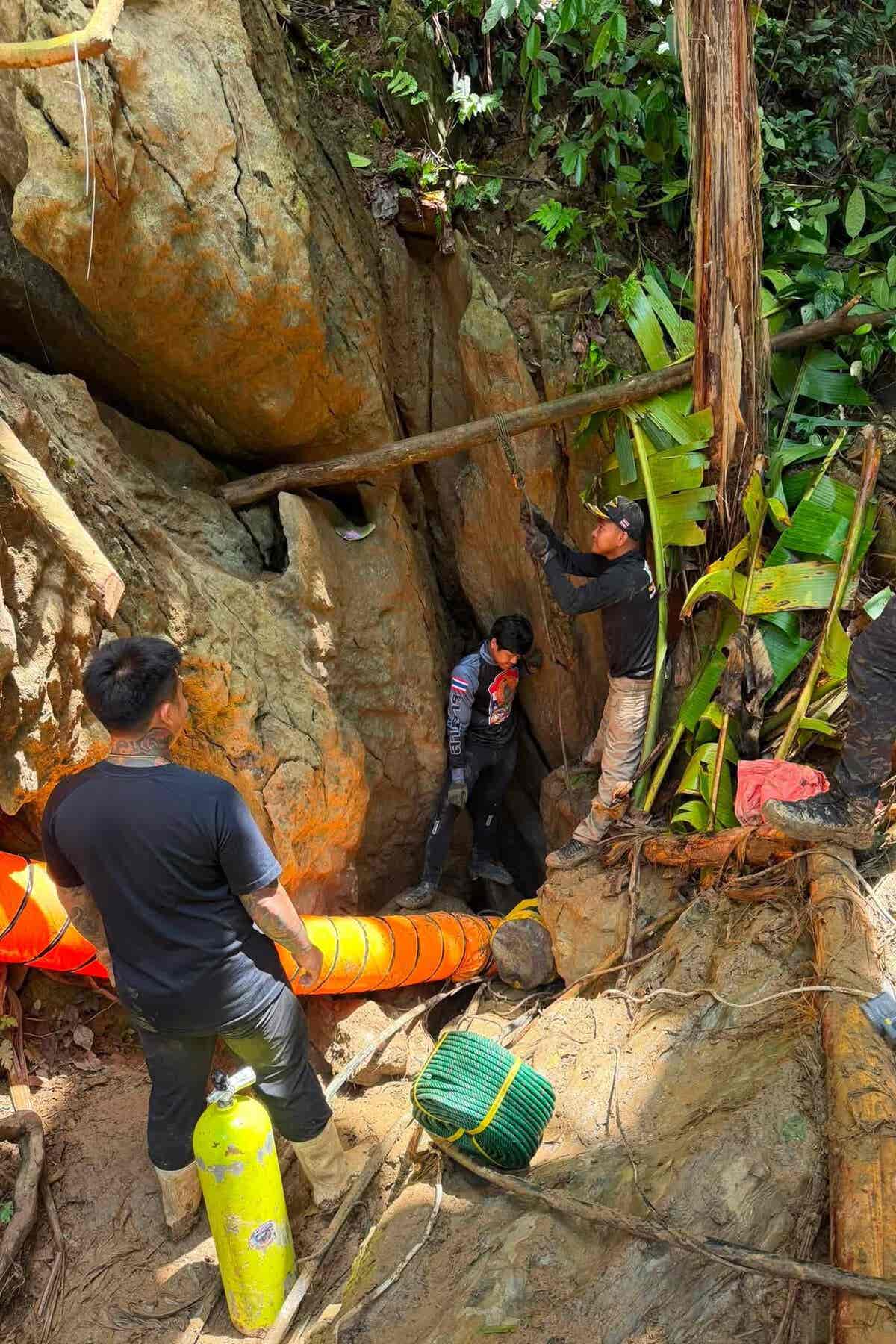 Rescuers in Laos Scramble to Reach 7 People Trapped in Flooded Cave - The  New York Times