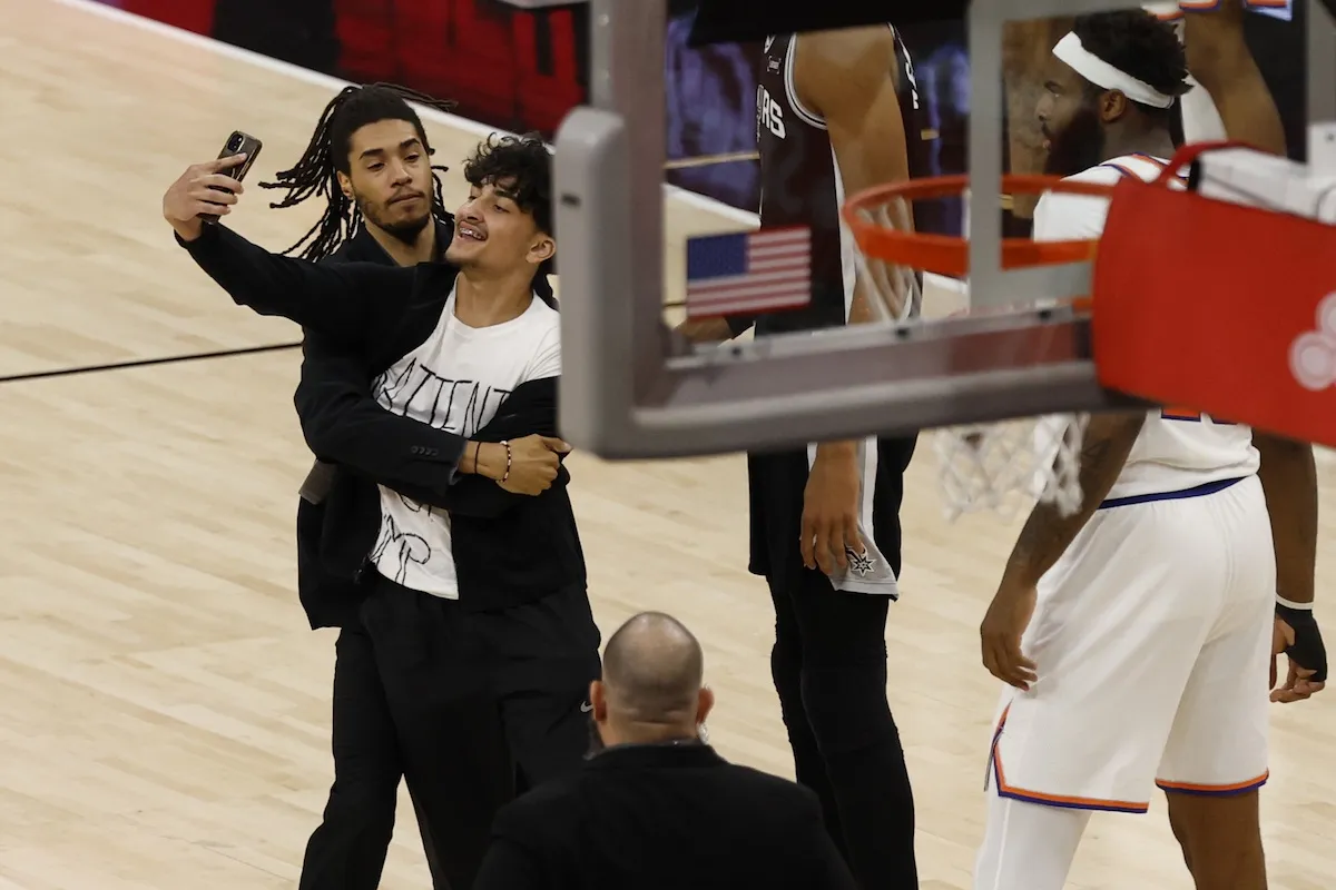 Le fan qui voulait un « selfie » avec Wemby banni à vie des salles NBA