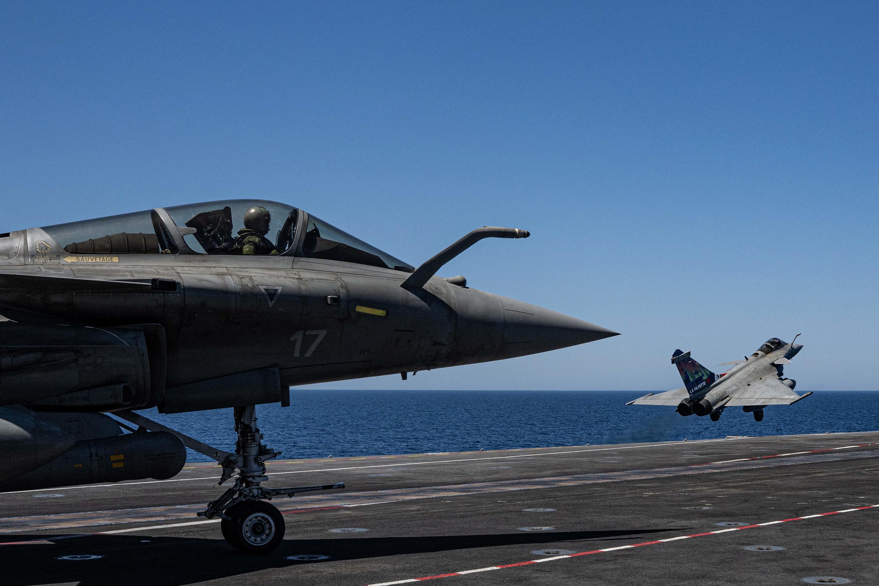 Des Rafale français interceptent deux avions russes Su-24 après une  incursion dans l'espace aérien balte - Le Parisien