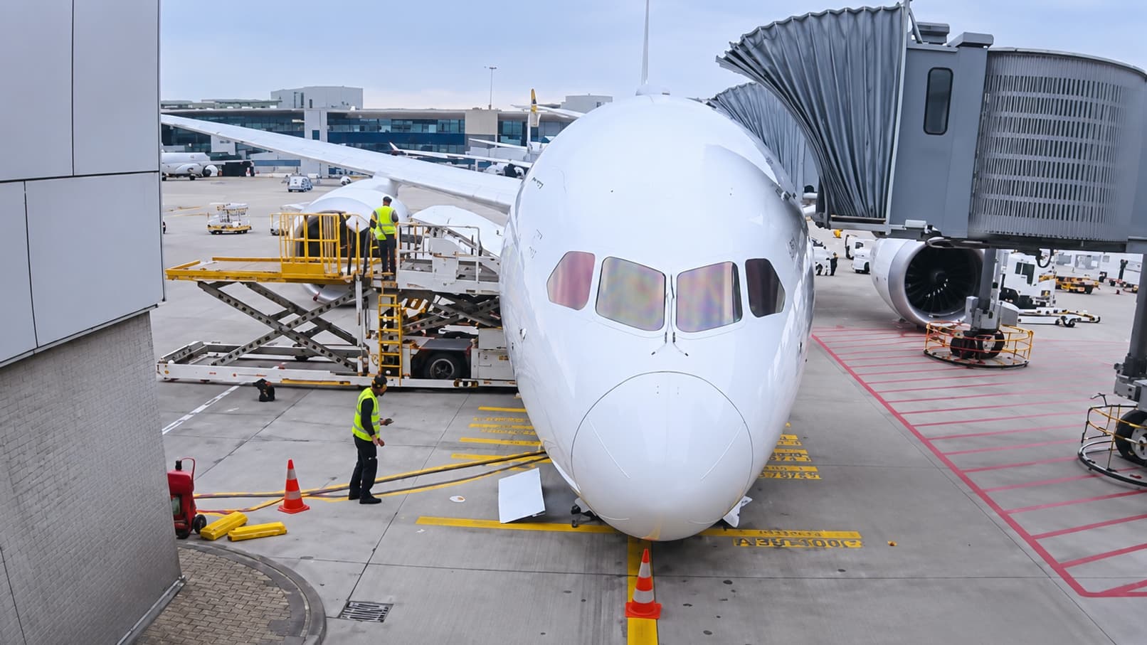 EN IMAGE. Comment le train d'atterrissage d'un Boeing 787 de Lufthansa  a-t-il pu brutalement s'affaisser sur le tarmac de l'aéroport de Francfort?