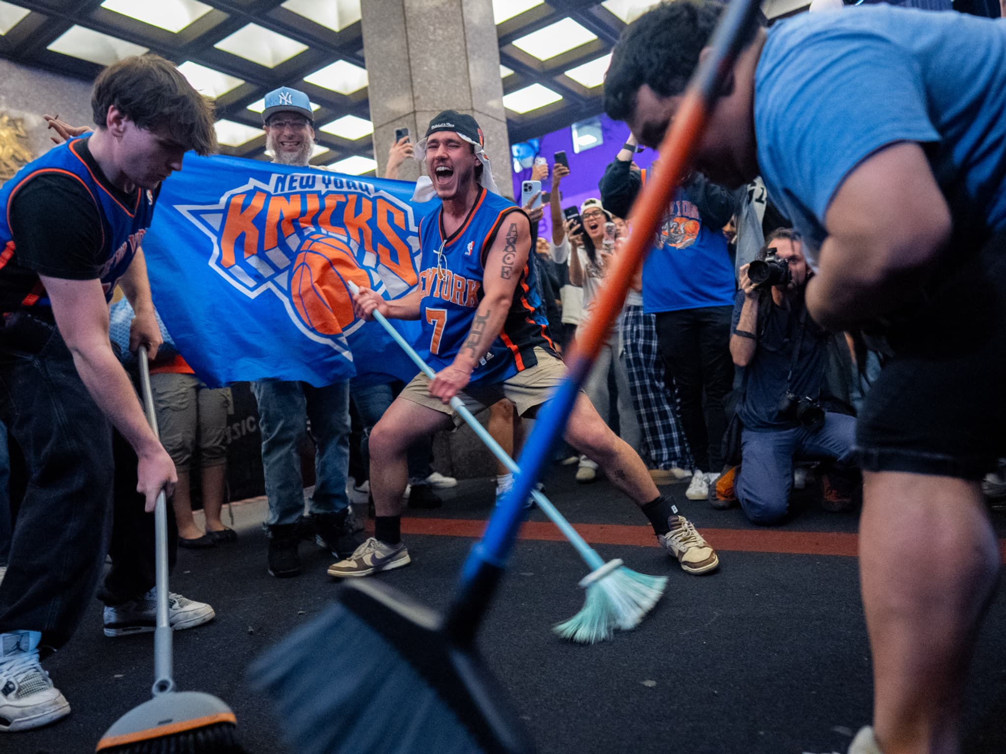 Nuit de folie à New-York après la qualification historique des Knicks en finale  NBA 27 ans après
