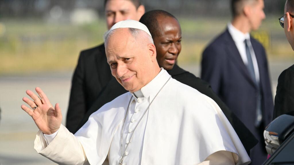Le pape Léon XIV en Espagne pour une semaine rythmée par les questions  migratoires et sociales - France 24