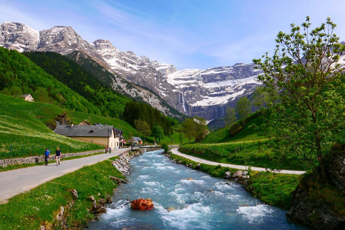 Tourisme : 50 euros de carburant offerts pour les 100 premiers vacanciers à  réserver dans les vallées de Gavarnie - La République des Pyrénées.fr