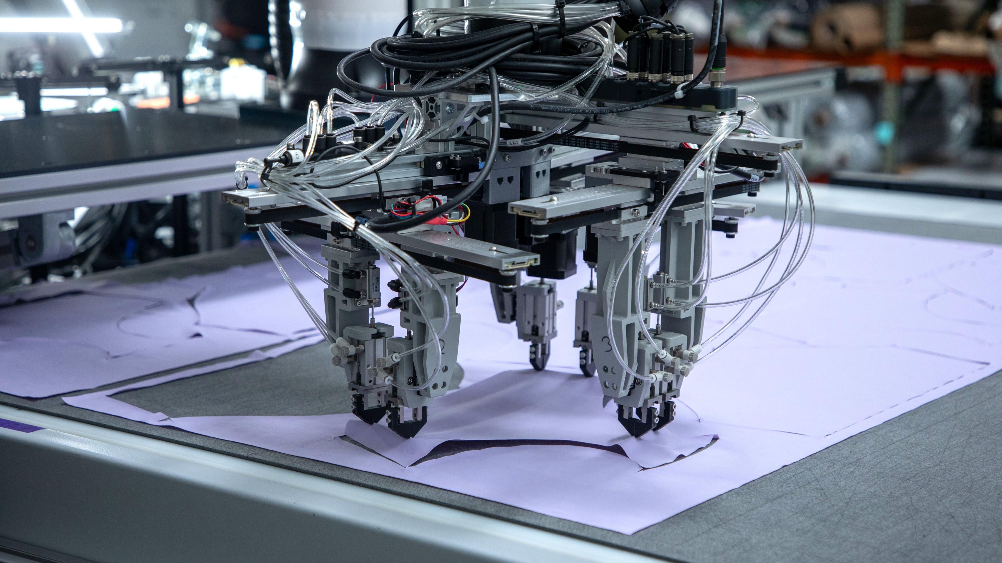 Robo-top: The machines that could make your next t-shirt - BBC News