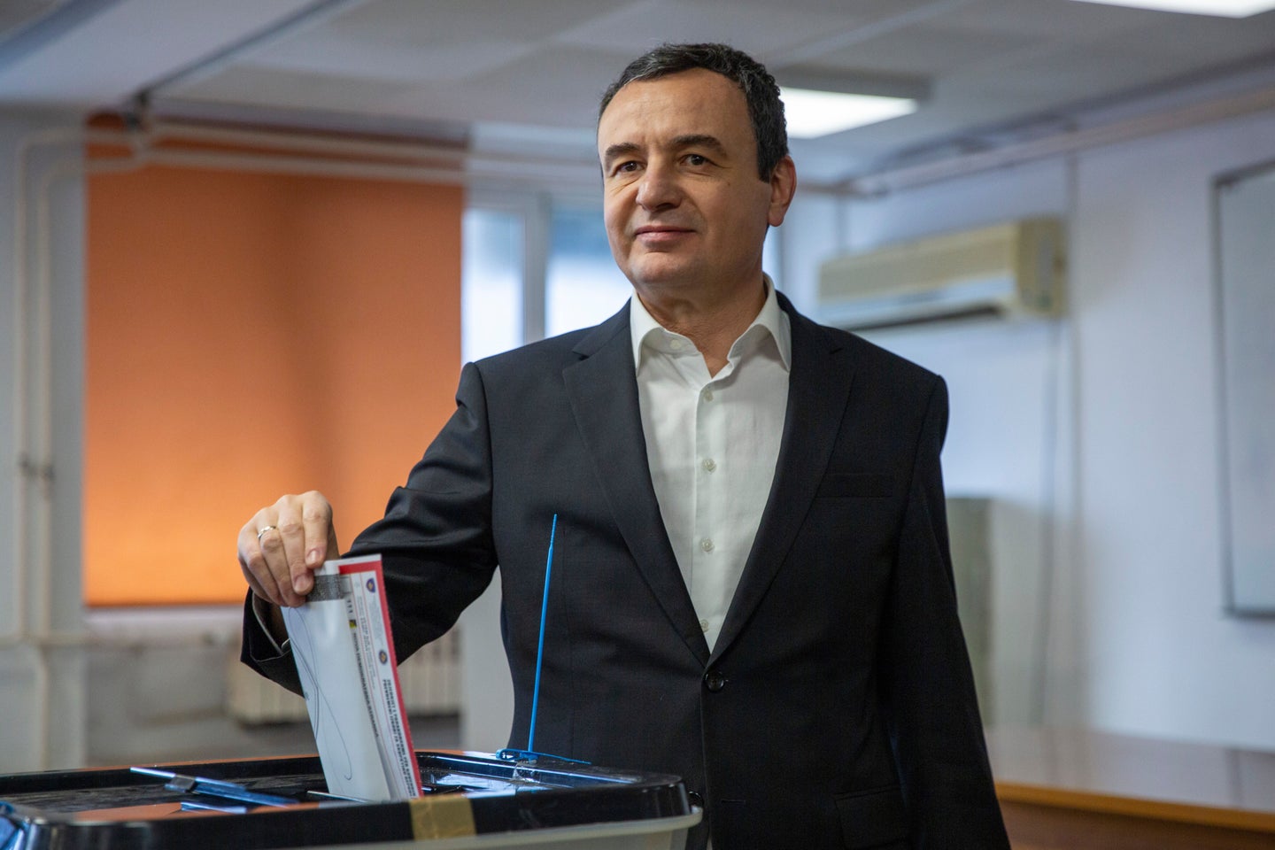 Le parti du premier ministre Kurti remporte les élections anticipées au  Kosovo | Le Devoir