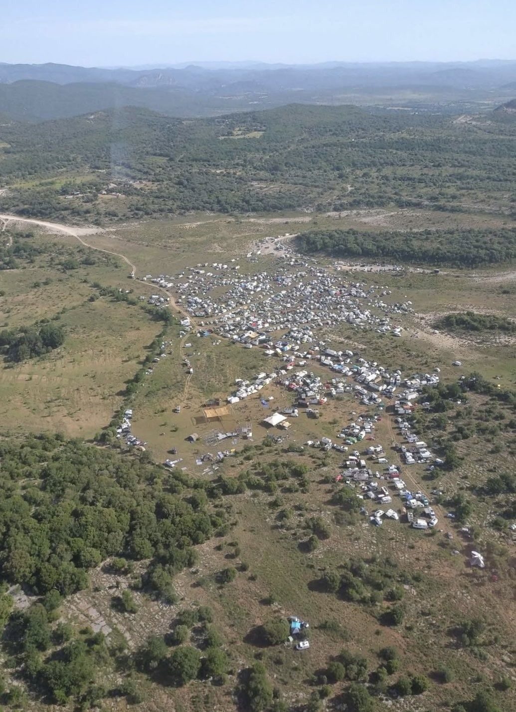 2 000 personnes réunies dans la nuit pour une rave-party géante sur un  terrain privé, le propriétaire a déposé plainte