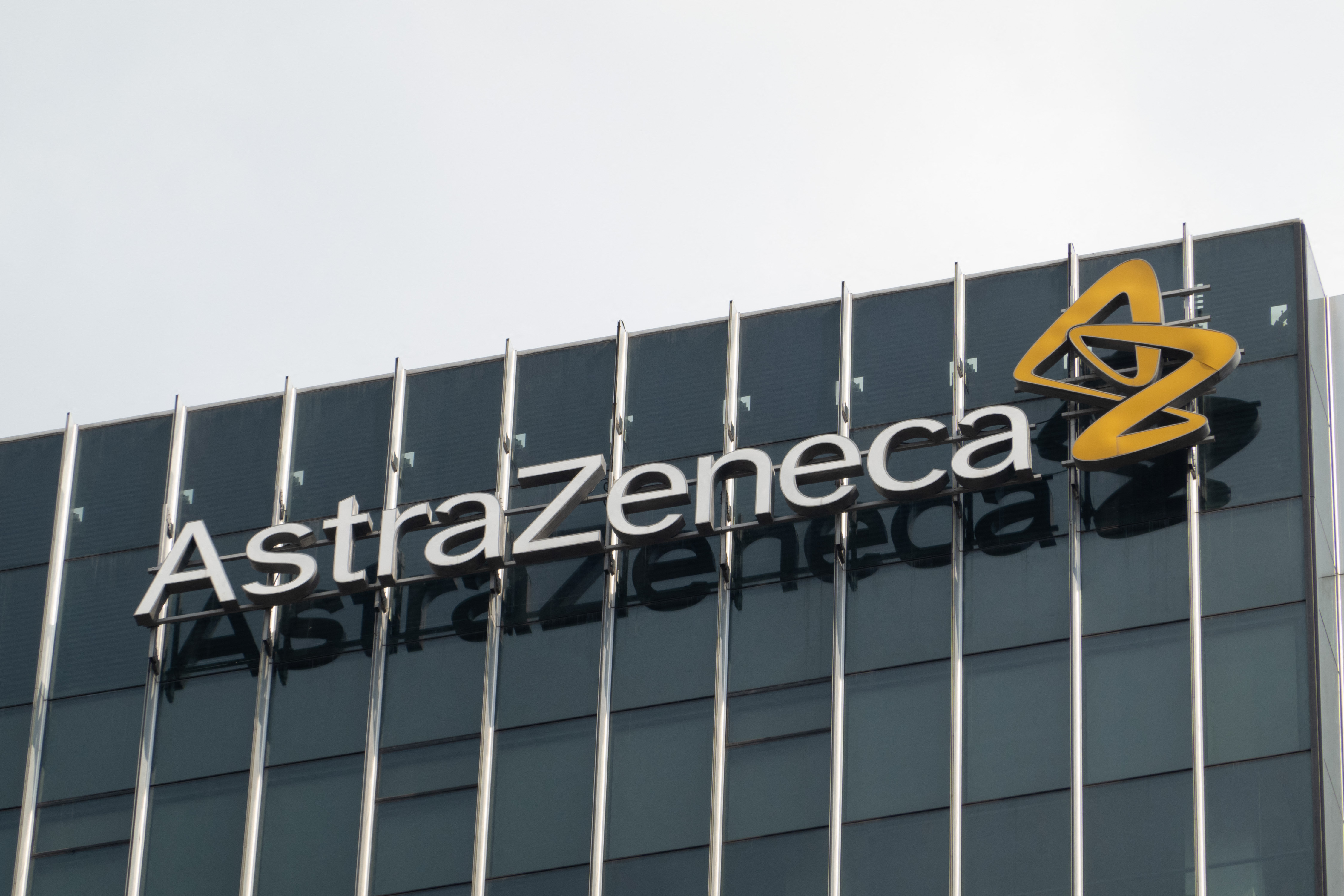 Droits de douane : le laboratoire AstraZeneca veut investir 50 milliards de  dollars aux Etats-Unis – Libération