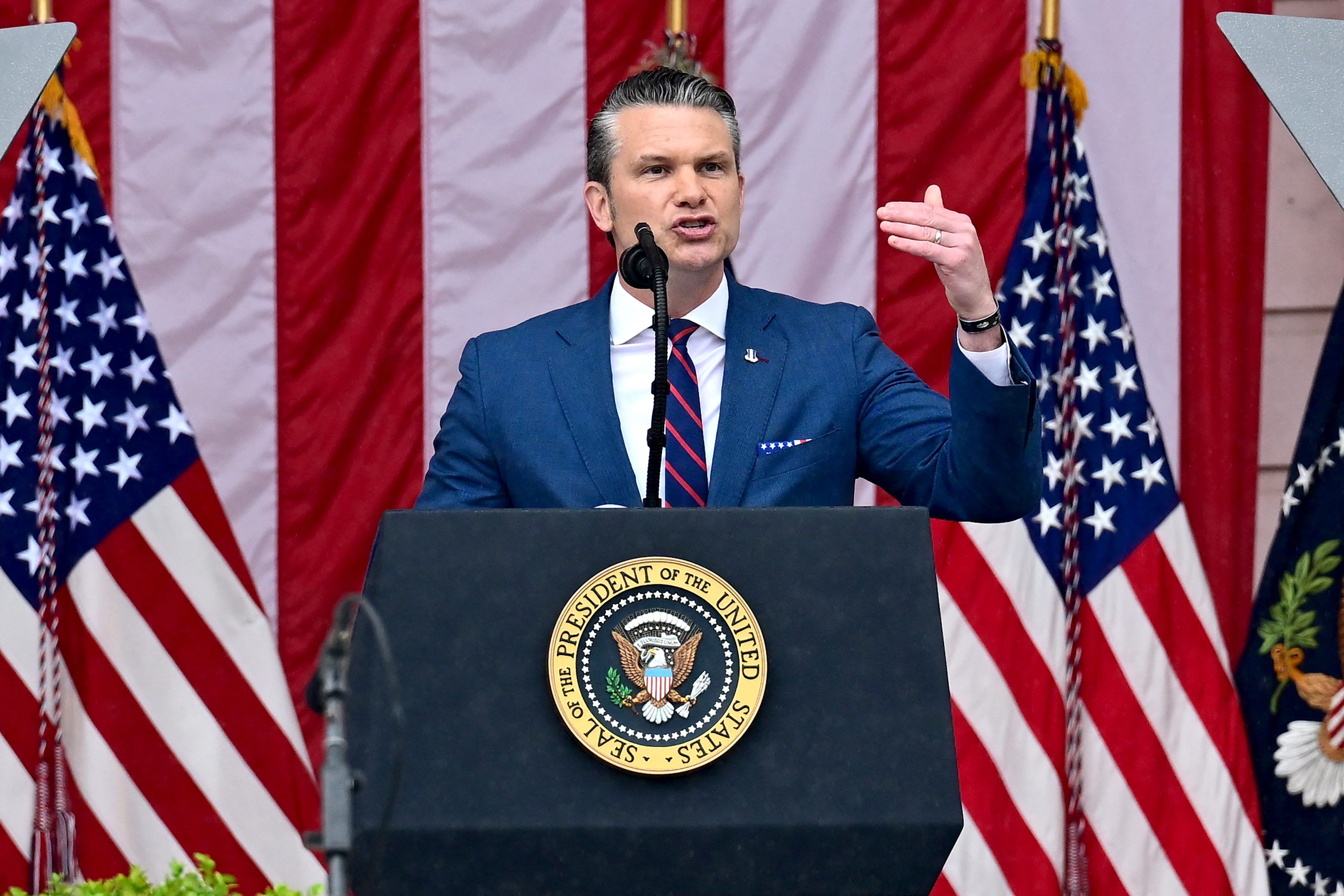 Pourquoi Pete Hegseth, proche de Trump, n'est pas le bienvenu aux  commémorations du D-Day