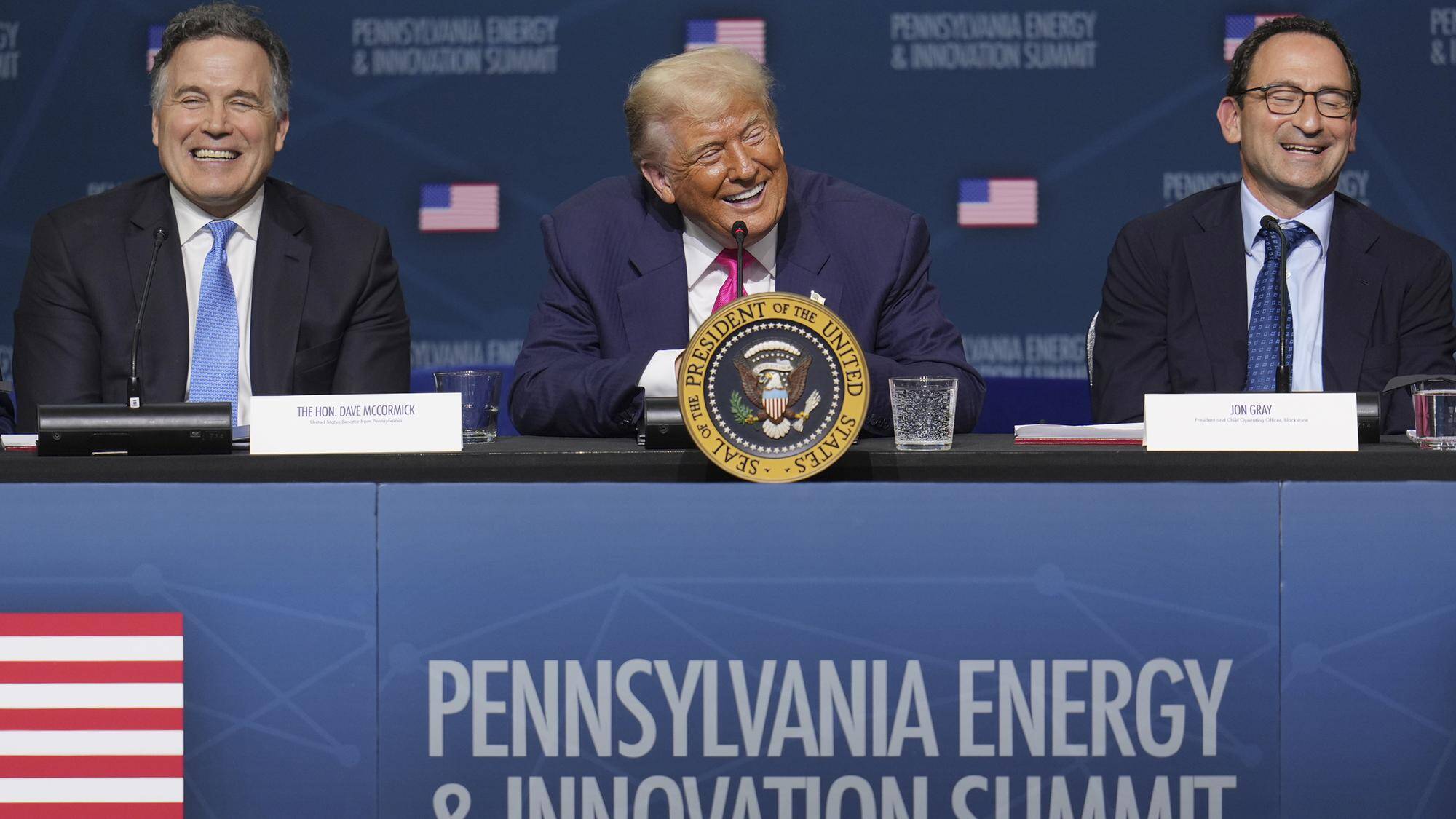 Donald Trump dévoile des investissements pour alimenter l'IA en électricité  - Le Temps