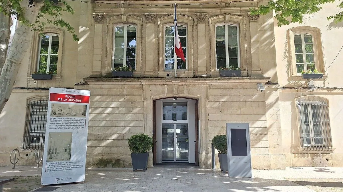 Le maire RN de Carpentras justifie l'abandon de projets municipaux par  l'état de la dette