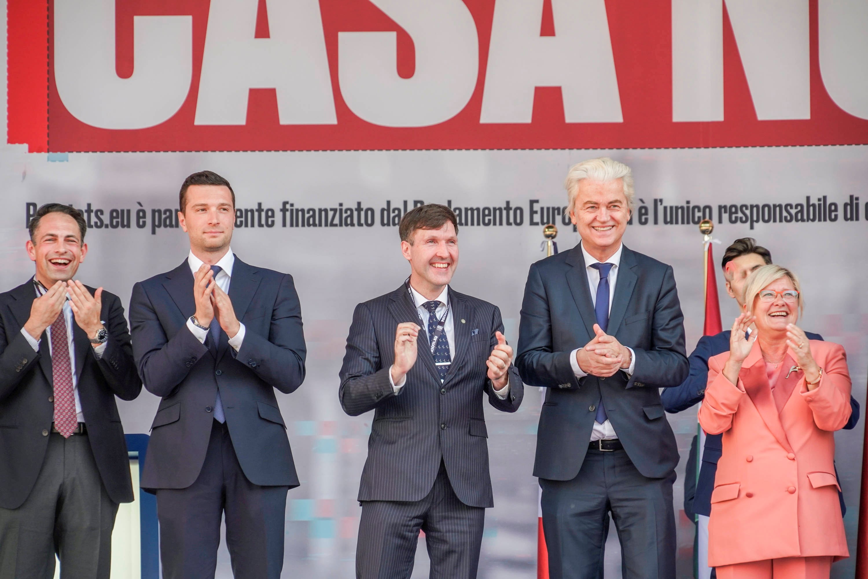 Remigration : comment ce concept s'impose dans les droites radicales et l'extrême  droite en Europe