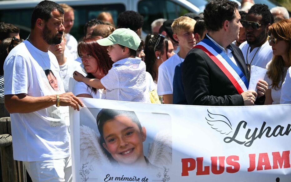 Pardon pour ce que tu as vécu » : l'émotion de la tante de Lyhanna après la marche  blanche en son hommage - Le Parisien