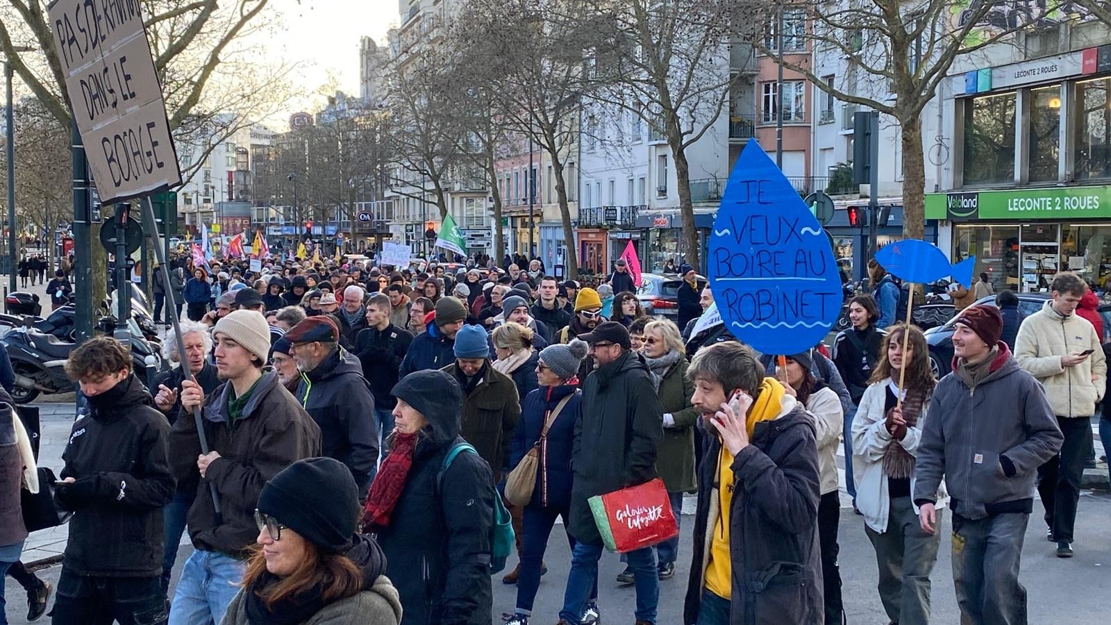 On veut juste vivre sainement !" 3000 personnes manifestent à Rennes pour  défendre "la qualité de l'eau, la santé et la démocratie"