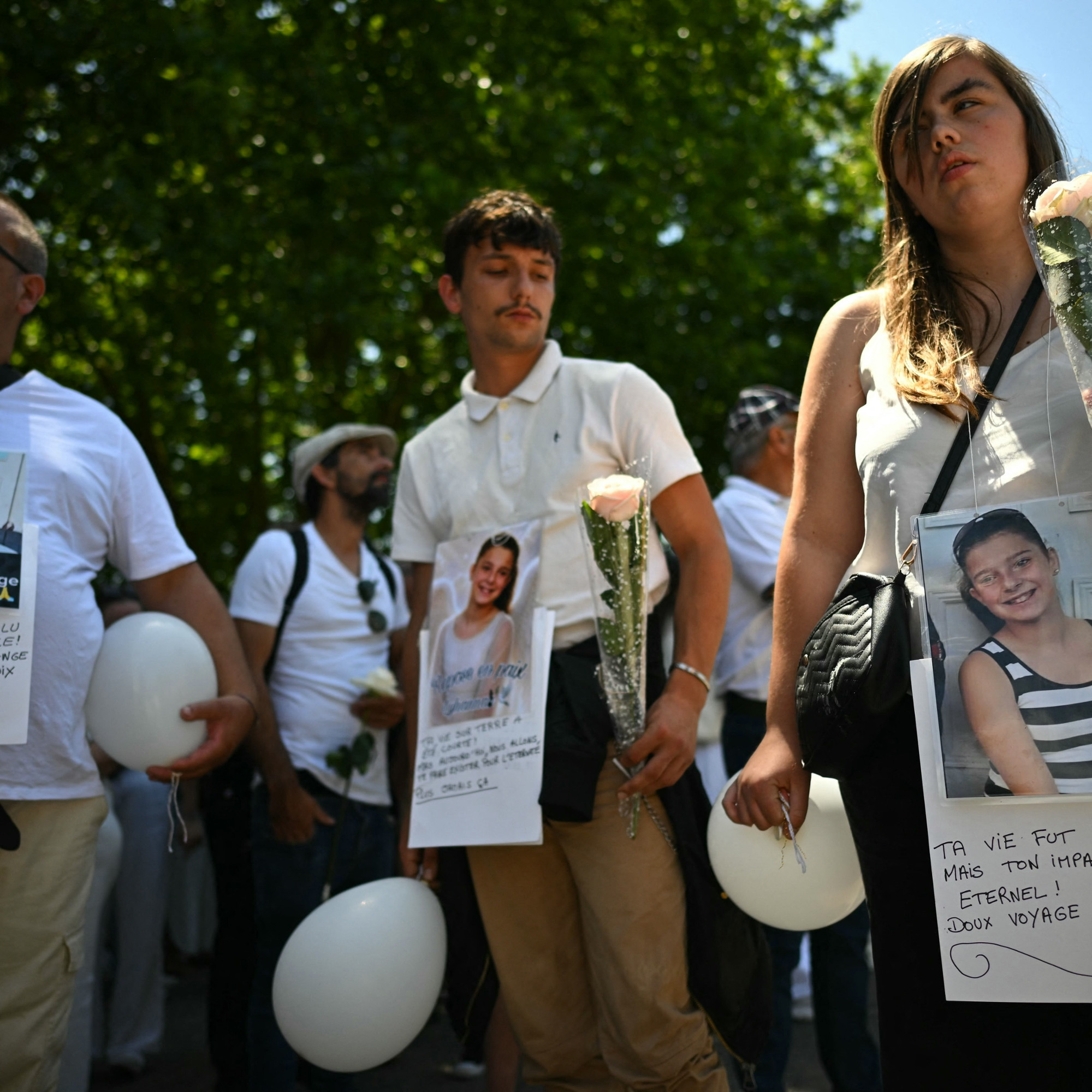 EN DIRECT - Mort de Lyhanna : la marche blanche en hommage à l'adolescente  s'élance