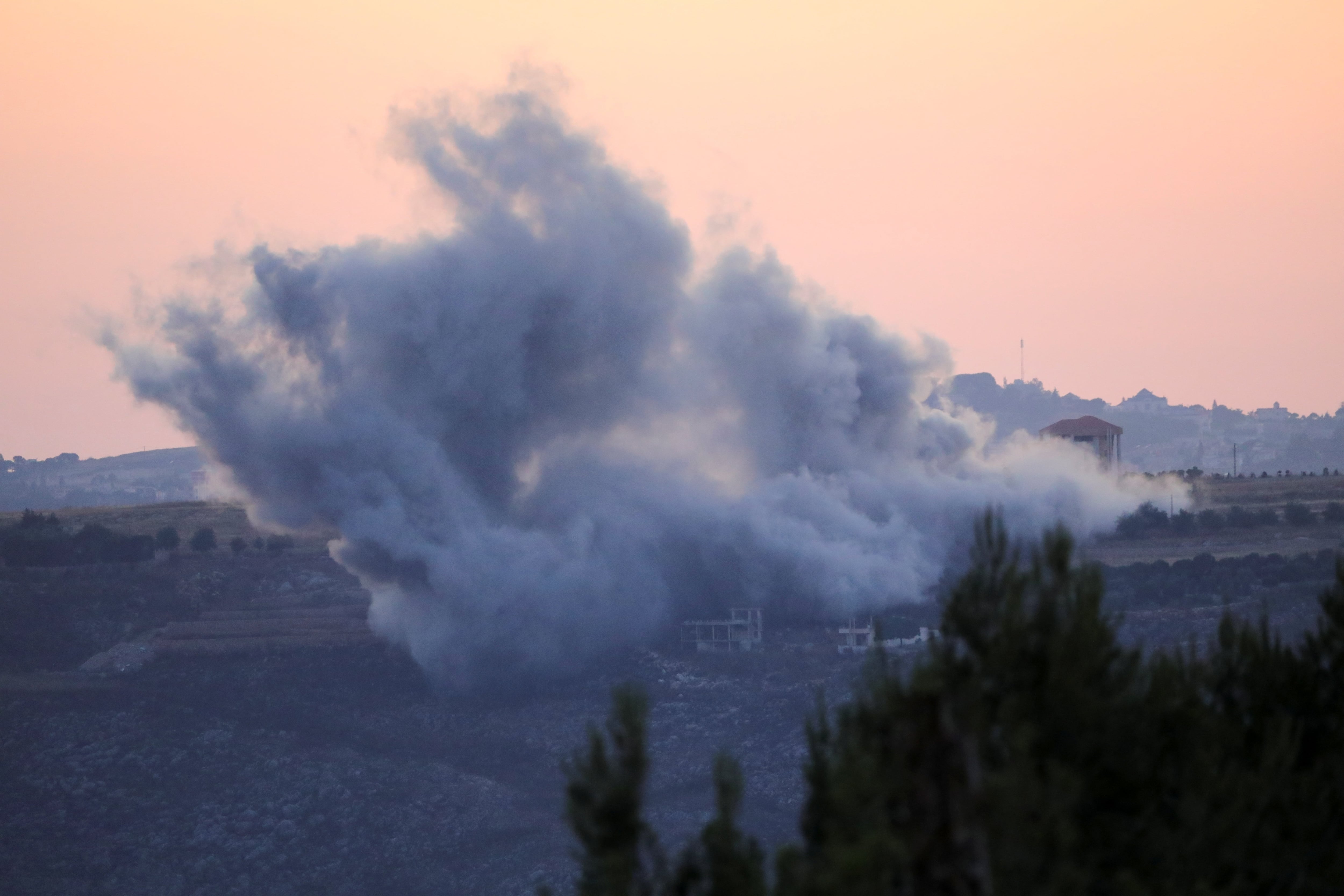 Guerre au Moyen-Orient : Israël annonce la fermeture des écoles lundi après  des tirs iraniens, les premiers depuis le cessez-le-feu du 8 avril –  Libération