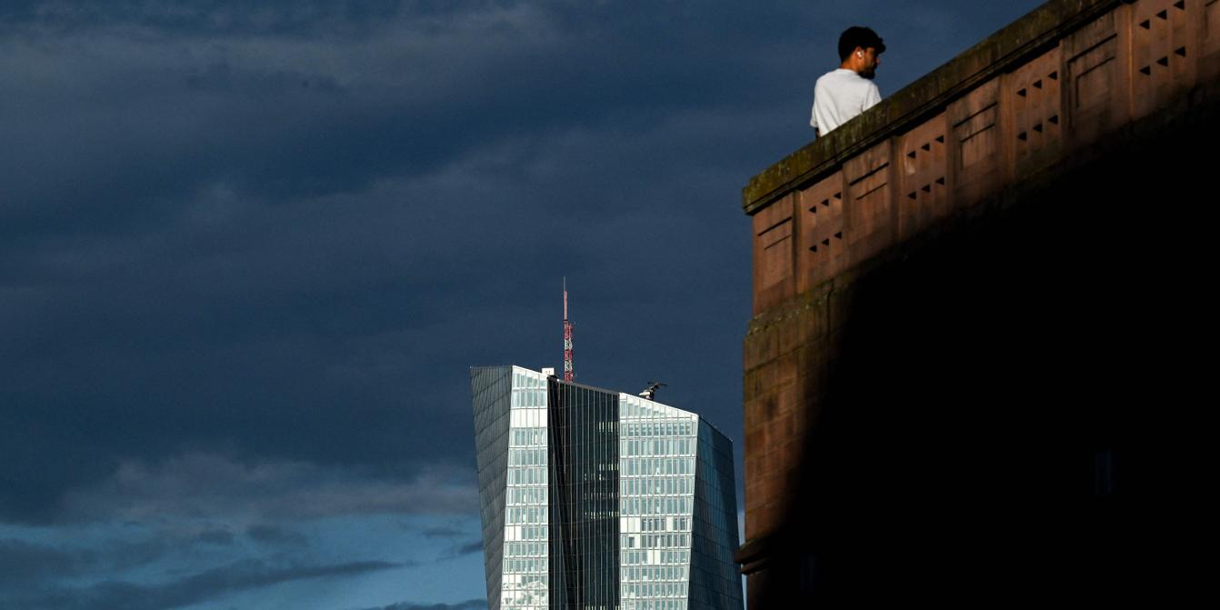 L'envolée des taux d'intérêt étouffe les marges de manœuvre budgétaires des pays  industrialisés