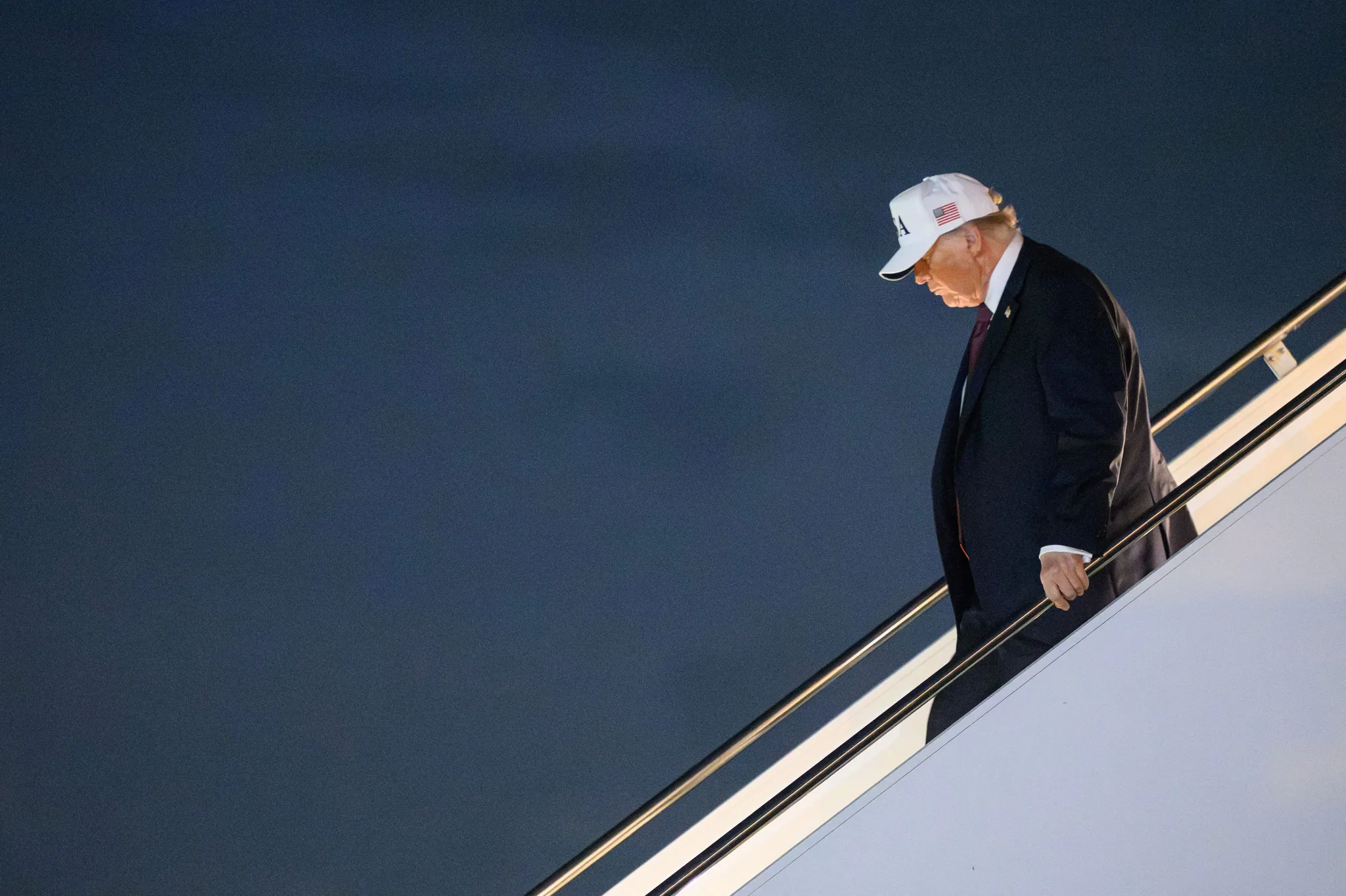 Israël mène des frappes sur l'Iran, après que Donald Trump a laissé plané  le doute sur une attaque imminente | France Culture